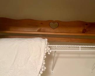 Wall quilt rack