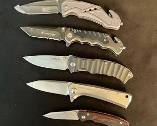 004 Pocket Knives Essentials