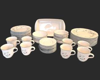 Vintage Pfaltzgraff Winterberry Dinnerware Set