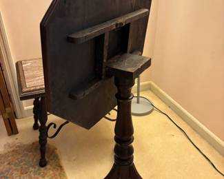 Flip top parlor table