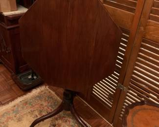 Flip top parlor table