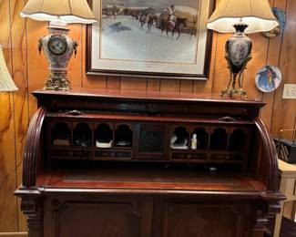 Roll-top clam-shell desk with extending desk detail