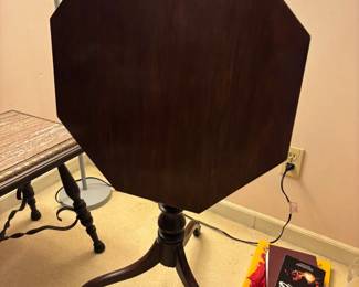 Flip top parlor table