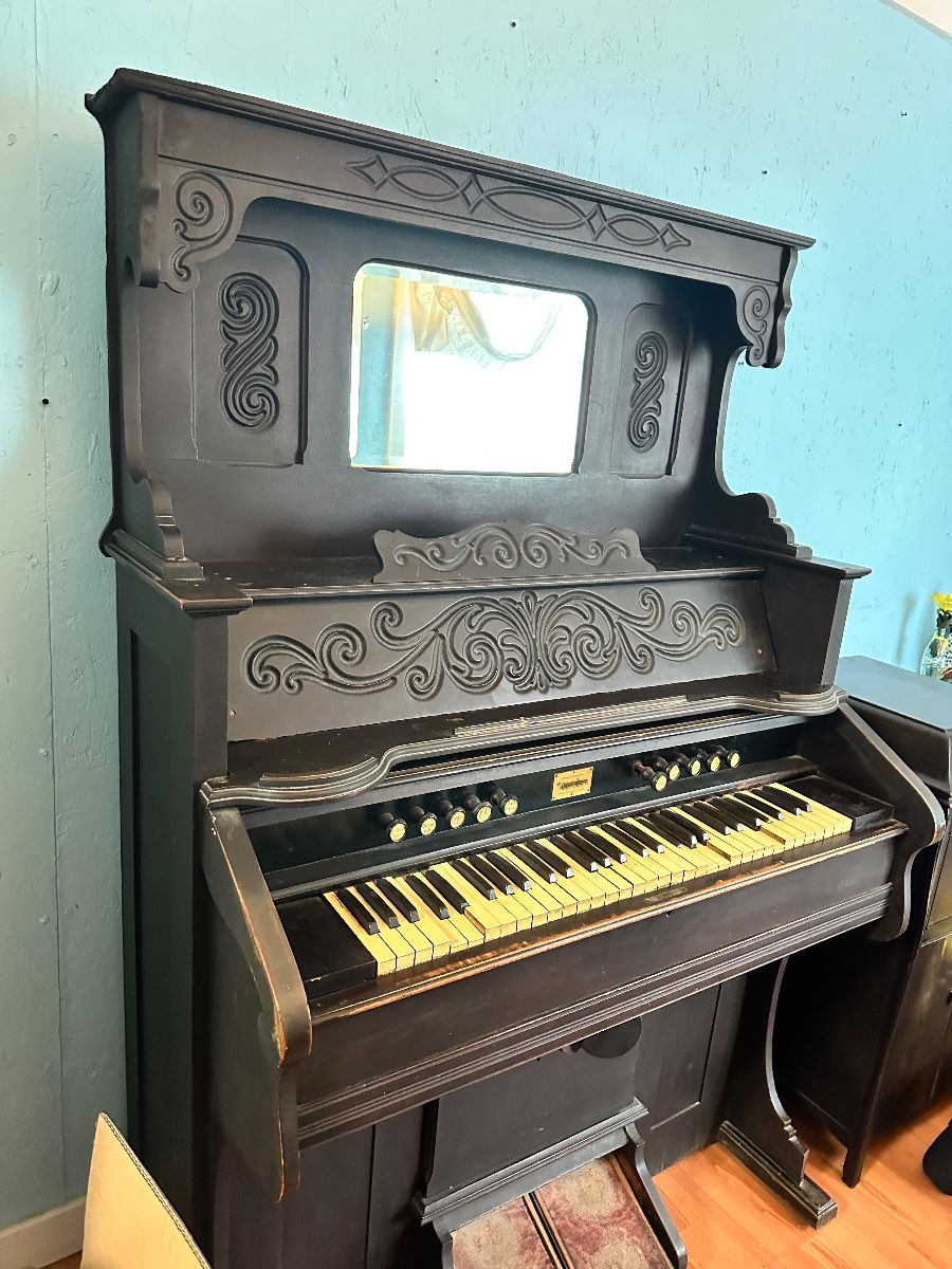 Antique pump organ