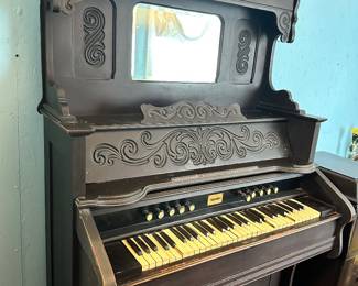Antique pump organ