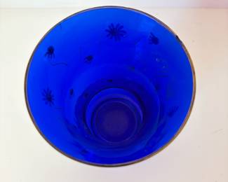 C93 - $10. Cobalt Blue Daisy Vase. Measures 5.25" Tall