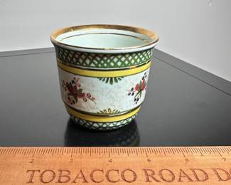 C40 - $10. Small Cache Pot signed "Aurora Holland LB30" Measures 3" tall.