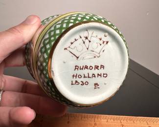 C40 - $10. Small Cache Pot signed "Aurora Holland LB30" Measures 3" tall.