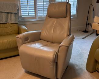 C6 - $200. Fjords Swivel, Rocking, Power Recliner. Off white / Grey Color. *HAS CAT DAMAGE* Measures 32" wide x 31"deep x 40" tall. (Seat is 21" wide - feels narrow) No holes or rips but significant scratches on the arms and back - see photos! If you have cats and this is going to happen anyways this is a great price for a leather power recliner.