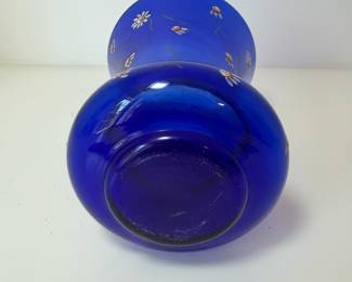 C93 - $10. Cobalt Blue Daisy Vase. Measures 5.25" Tall