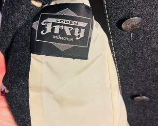 C164 - $40. Modell Londen Frey. 20.5" pit to pit. 20.5" long.
