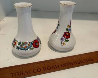 C65 - $25. 2 Kalocsa Vases. Measures 5.25" tall.