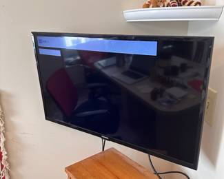C113 - $20. Toshiba 32" TV. Model 32L220U19.