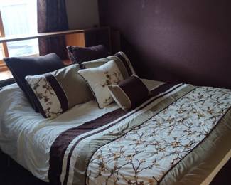 adjustable double bed; comforter set