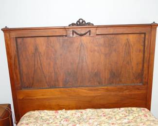 Antique full bed