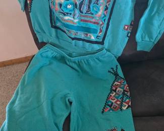 Handcrafted vintage Hanes set of pure Western / Navajo goodness 😍 Featuring beaded motifs and quilted style cutouts with coyotes, cowboy boots, teepees, and more!