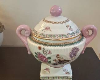 Chinese Export Porcelain Urn with Lid