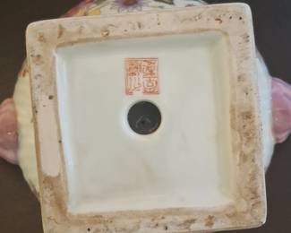 Chinese Export Porcelain Urn with Lid second image