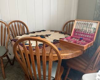 Oak Dining Room Table, 2 leaves, 6 chairs
