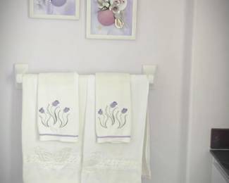 Misc bathroom decorations and towels