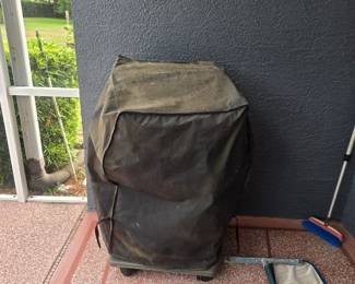 Small grill with cover