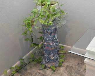 Live plant on a pedastal