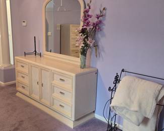 King size bedroom set long dresser w mirror