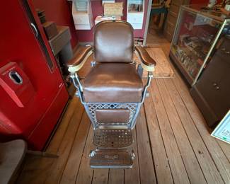 VINTAGE BARBER CHAIR