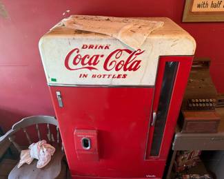 VINTAGE COCA COLA VENDING MACHINE