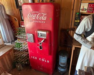 VINTAGE RED COCA-COLA VENDING MACHINE