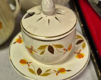 Jewel Tea 2 pcs. Mustard w/ lid and plate