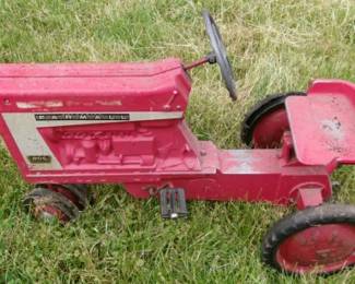 FARMALL 806 PEDELL TRACTOR