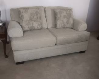 Broyhill like new loveseat