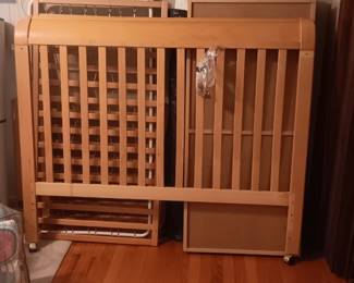 nice crib/baby bed