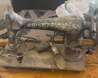 an Singer Sewing Machine