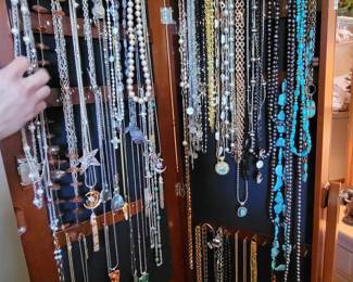 j Necklaces and Real Pearls