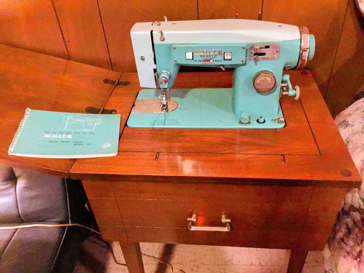 Vintage sewing machine (sewing materials included)