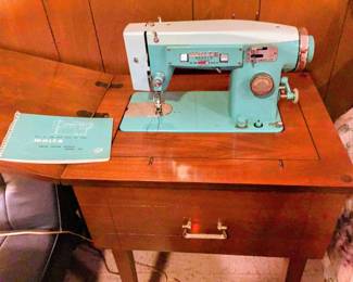 Vintage sewing machine (sewing materials included)
