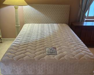Full size bed, clean sealy posturpedic 