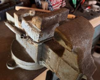 nice antique vise, 