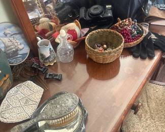 dresser set, nick knack s