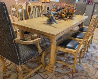 BEAUTIFUL VINTAGE BAKER DINING TABLE AND CHAIRS