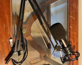 Professional-grade USB condenser microphone kit, including adjustable boom arm and shock mount