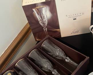 Crystal d’Arques Salzburg champagne flutes featuring a gold rim and diamond cut pattern (set of 4).