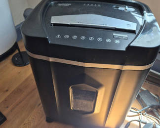 Lot 45: Aurora AU1210MA Paper Shredder
