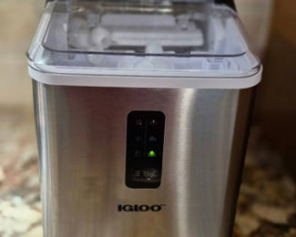 Lot 87: Igloo countertop ice maker with ice cubes