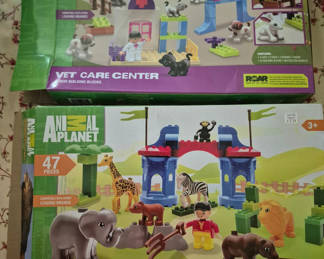 Lot 54: Animal Planet Vet Care Center and Animal Sanctuary Building Blocks