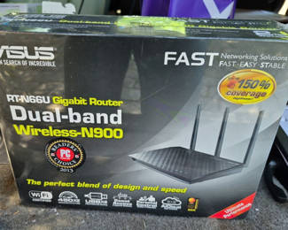 Lot 37: ASUS RT-N66U Dual-Band Wireless-N900 Gigabit Router