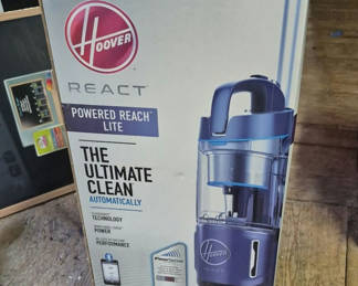 Lot 29: Hoover React Powered Reach Lite Vacuum Cleaner