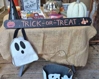 Lot 25: Assorted Halloween Decorative Items
